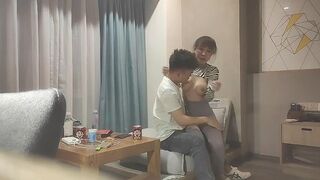 紧身裤大奶骚女，撩起衣服把脸埋进去，身材超棒大长腿，全力输出搞得太舒服了
