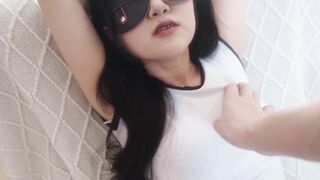 悠米】【剧场版】《痴汉与少女（上）》意外撞到男人竟成了少女的噩梦 相约聚会却被在酒里下药，内裤塞冰、疯狂蹂躏并包裹在睡袋里拿起玩具