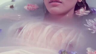 亚籍妹子浴缸湿身自摸道具自慰 玻璃棒抽插手指快速摩擦逼逼
